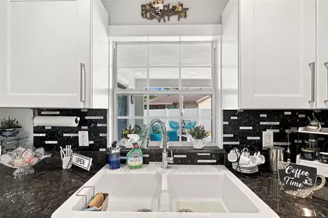 Kitchen - 1325 Oakcrest Dr, Brandon, FL 33510 photo 4 of 15