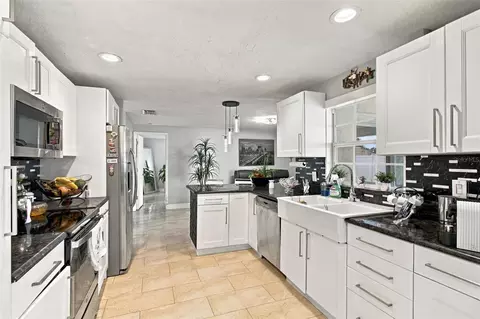 Kitchen - 1325 Oakcrest Dr, Brandon, FL 33510 photo 3 of 15