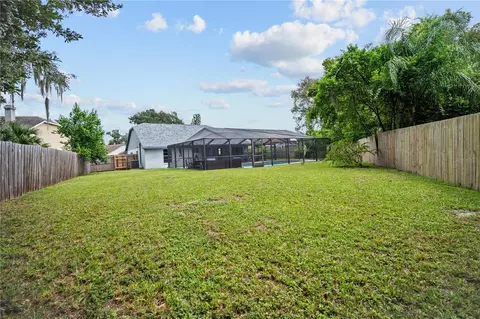 Exterior - 2041 Shadow Pine Dr, Brandon, FL 33511 photo 5 of 7