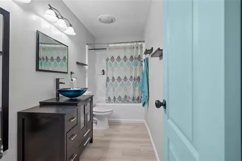 Bath - 2041 Shadow Pine Dr, Brandon, FL 33511 photo 2 of 2