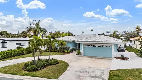 11425 5th St E, Treasure Island, FL 33706