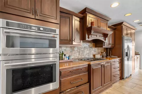 Kitchen - 1813 Audubon Trl, Lutz, FL 33549 photo 3 of 5