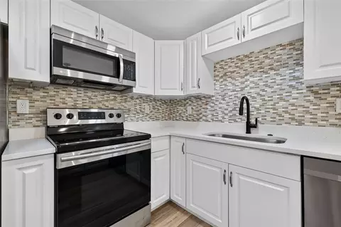 Kitchen - 11317 Sylvan Green Ln, Riverview, FL 33569 photo 4 of 4