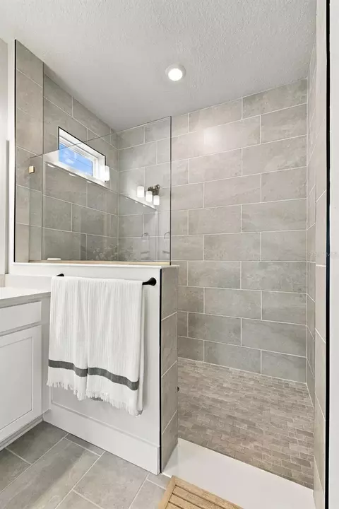 Bath - 11854 Mile Marsh Dr, Riverview, FL 33569 photo 3 of 4