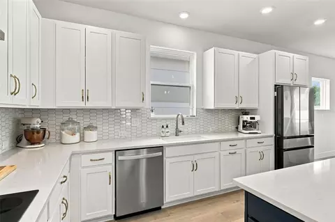 Kitchen - 11854 Mile Marsh Dr, Riverview, FL 33569 photo 4 of 10