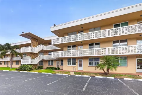 4915 Bay St NE #124, Saint Petersburg, FL 33703