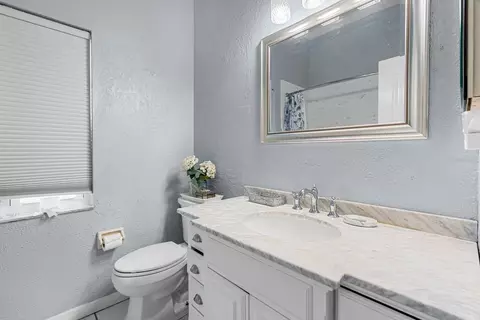 Bath - 4202 Augusta Ter E, Bradenton, FL 34203 photo 4 of 6