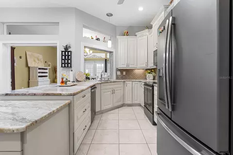 Kitchen - 4202 Augusta Ter E, Bradenton, FL 34203 photo 4 of 4