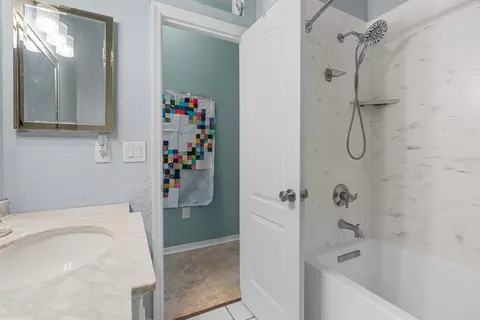 Bath - 4202 Augusta Ter E, Bradenton, FL 34203 photo 5 of 6
