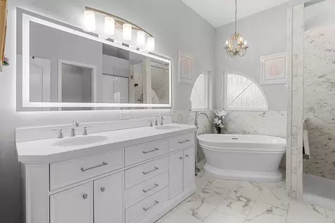 Bath - 4202 Augusta Ter E, Bradenton, FL 34203 photo 2 of 6
