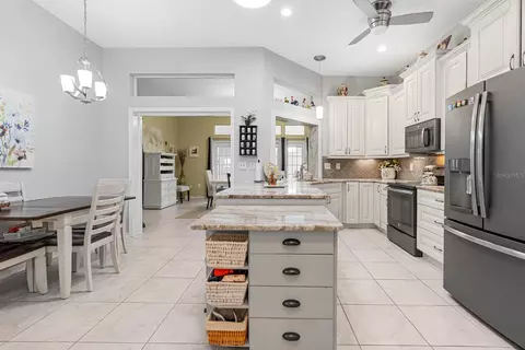 Kitchen - 4202 Augusta Ter E, Bradenton, FL 34203 photo 3 of 4