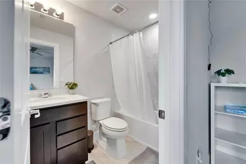 Bath - 6658 Devlin Ln, Wesley Chapel, FL 33545 photo 3 of 6