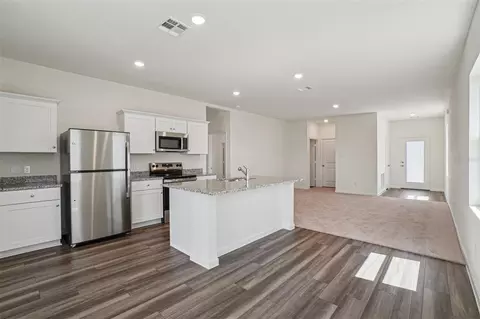 Kitchen - 10542 Curving Crk, Parrish, FL 34219 photo 4 of 5
