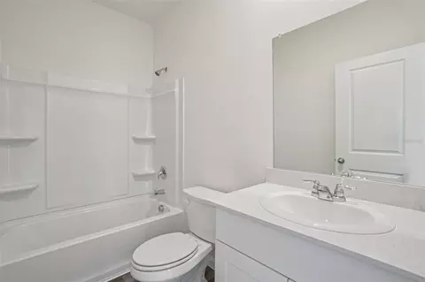 Bath - 10542 Curving Crk, Parrish, FL 34219 photo 2 of 4