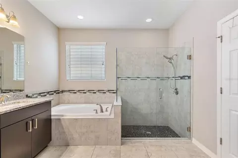 Bath - 10438 Arbor Groves Pl, Riverview, FL 33578 photo 2 of 4