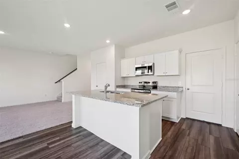 Kitchen - 10526 Curving Crk, Parrish, FL 34219 photo 3 of 5