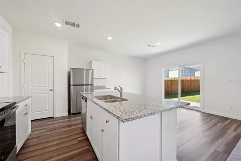 Kitchen - 10526 Curving Crk, Parrish, FL 34219 photo 5 of 5
