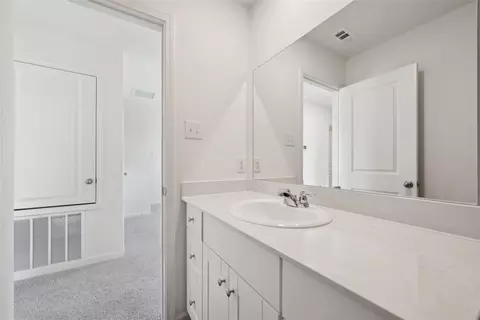 Bath - 10526 Curving Crk, Parrish, FL 34219 photo 2 of 6