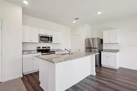 Kitchen - 10526 Curving Crk, Parrish, FL 34219 photo 2 of 5