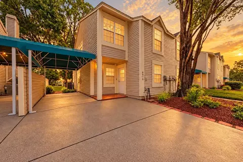 6915 Lakeview Ct, Tampa, FL 33634