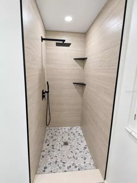 Bath - 102 Windward Dr, Osprey, FL 34229 photo 5 of 8