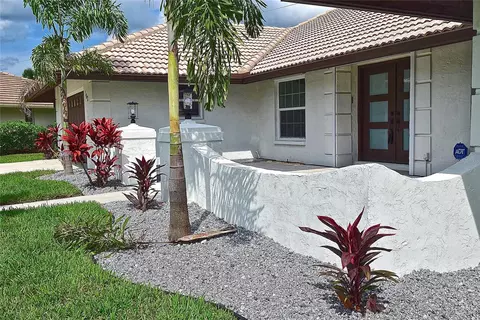 Exterior - 102 Windward Dr, Osprey, FL 34229 photo 3 of 16