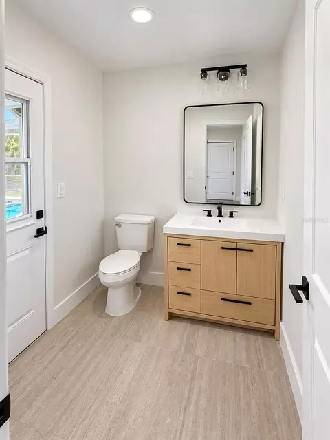 Bath - 102 Windward Dr, Osprey, FL 34229 photo 7 of 8