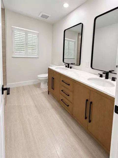 Bath - 102 Windward Dr, Osprey, FL 34229 photo 4 of 8
