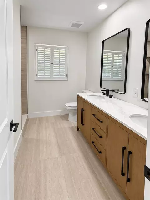 Bath - 102 Windward Dr, Osprey, FL 34229 photo 3 of 8