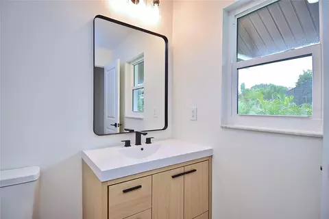 Bath - 102 Windward Dr, Osprey, FL 34229 photo 6 of 8