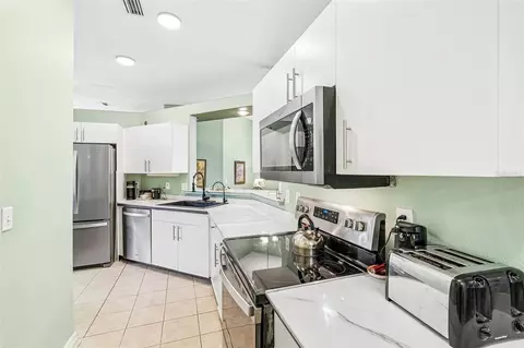 Kitchen - 18115 Howling Wolf Run, Parrish, FL 34219 photo 1 of 2