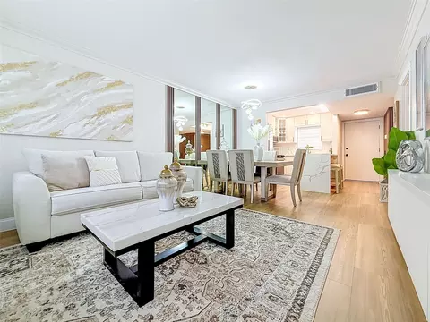 1520 Glen Oaks Dr E #244, Sarasota, FL 34232