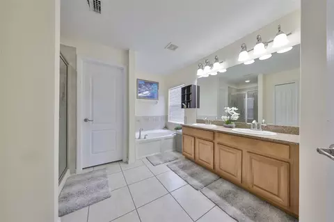 Bath - 13914 Chalk Hill Pl, Riverview, FL 33579 photo 2 of 4
