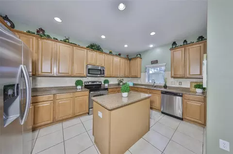Kitchen - 13914 Chalk Hill Pl, Riverview, FL 33579 photo 2 of 5