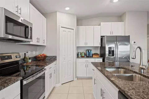 Kitchen - 31713 Sun Kettle Loop, Wesley Chapel, FL 33545 photo 4 of 5
