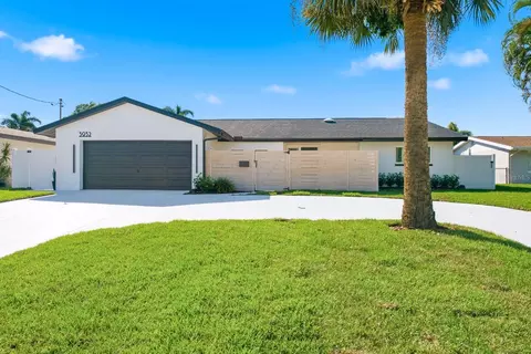3932 Shore Acres Blvd NE, Saint Petersburg, FL 33703