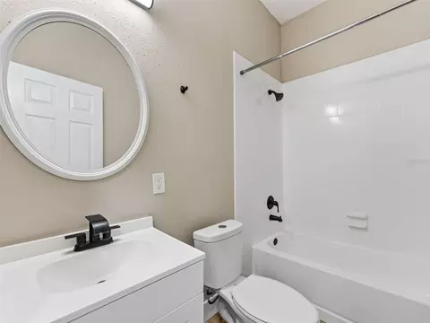 Bath - 1740 W Cherry St, Tampa, FL 33607 photo 2 of 4