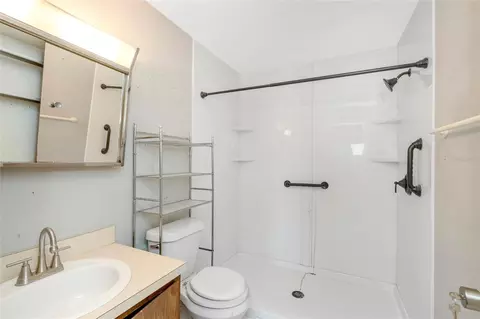 Bath - 1002 Pine Ridge Cir, Brandon, FL 33511 photo 1 of 2