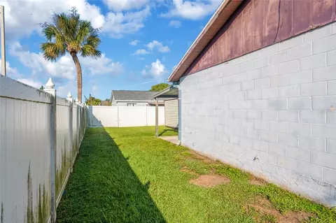 Exterior - 1002 Pine Ridge Cir, Brandon, FL 33511 photo 6 of 13