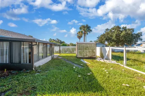 Exterior - 1002 Pine Ridge Cir, Brandon, FL 33511 photo 10 of 13