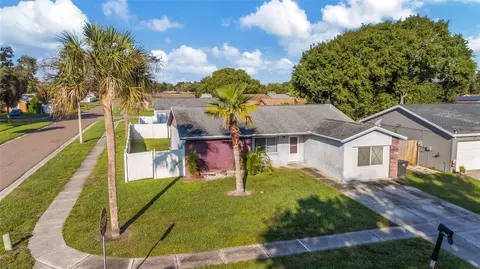 View/Area - 1002 Pine Ridge Cir, Brandon, FL 33511 photo 2 of 12