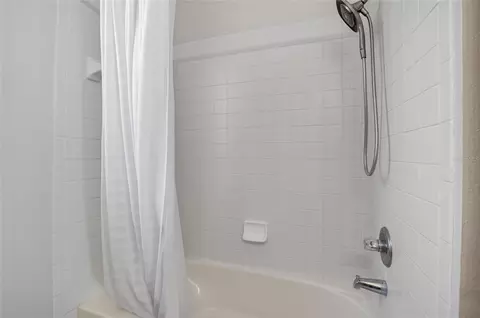 Bath - 11220 Sailbrooke Dr, Riverview, FL 33579 photo 7 of 7