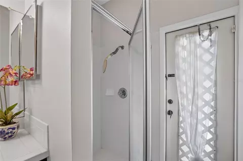 Bath - 11220 Sailbrooke Dr, Riverview, FL 33579 photo 4 of 7
