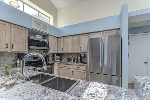 Kitchen - 9502 Sunnyoak Dr, Riverview, FL 33569 photo 3 of 6