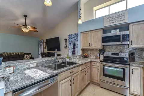 Kitchen - 9502 Sunnyoak Dr, Riverview, FL 33569 photo 5 of 6