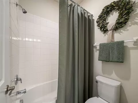 Bath - 11809 Tetrafin Dr, Riverview, FL 33579 photo 4 of 5