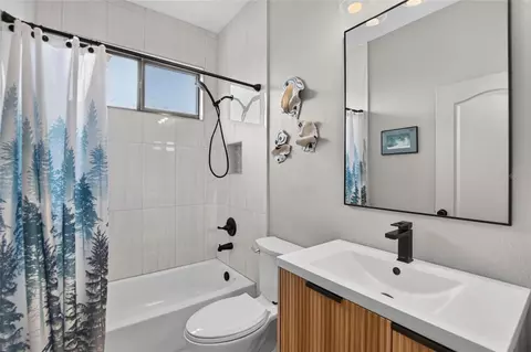 Bath - 302 Star Shell Dr, Apollo Beach, FL 33572 photo 5 of 6