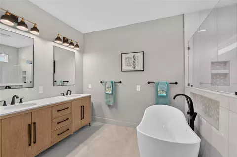 Bath - 302 Star Shell Dr, Apollo Beach, FL 33572 photo 1 of 6