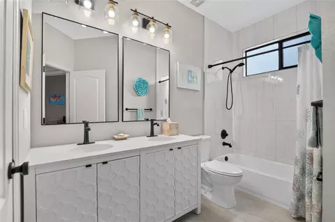 Bath - 302 Star Shell Dr, Apollo Beach, FL 33572 photo 6 of 6