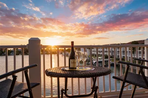 12242 2nd St E, Treasure Island, FL 33706